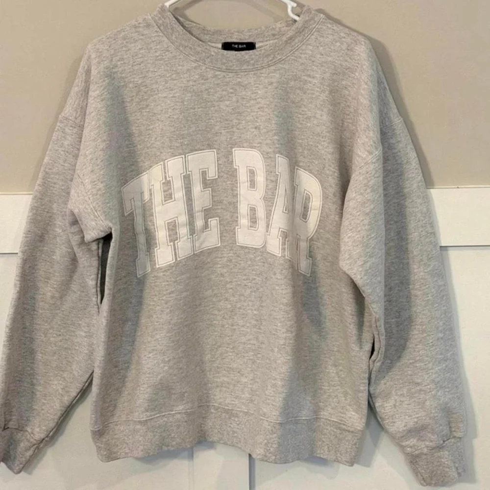 This is a pre-owned women's "THE BAR" sweatshirt in light heather grey, size L - Picture 4 of 8